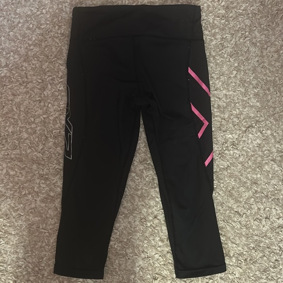 2XU Women’s Core Compression Cropped Tights Black/Pink - Picture 6 of 6